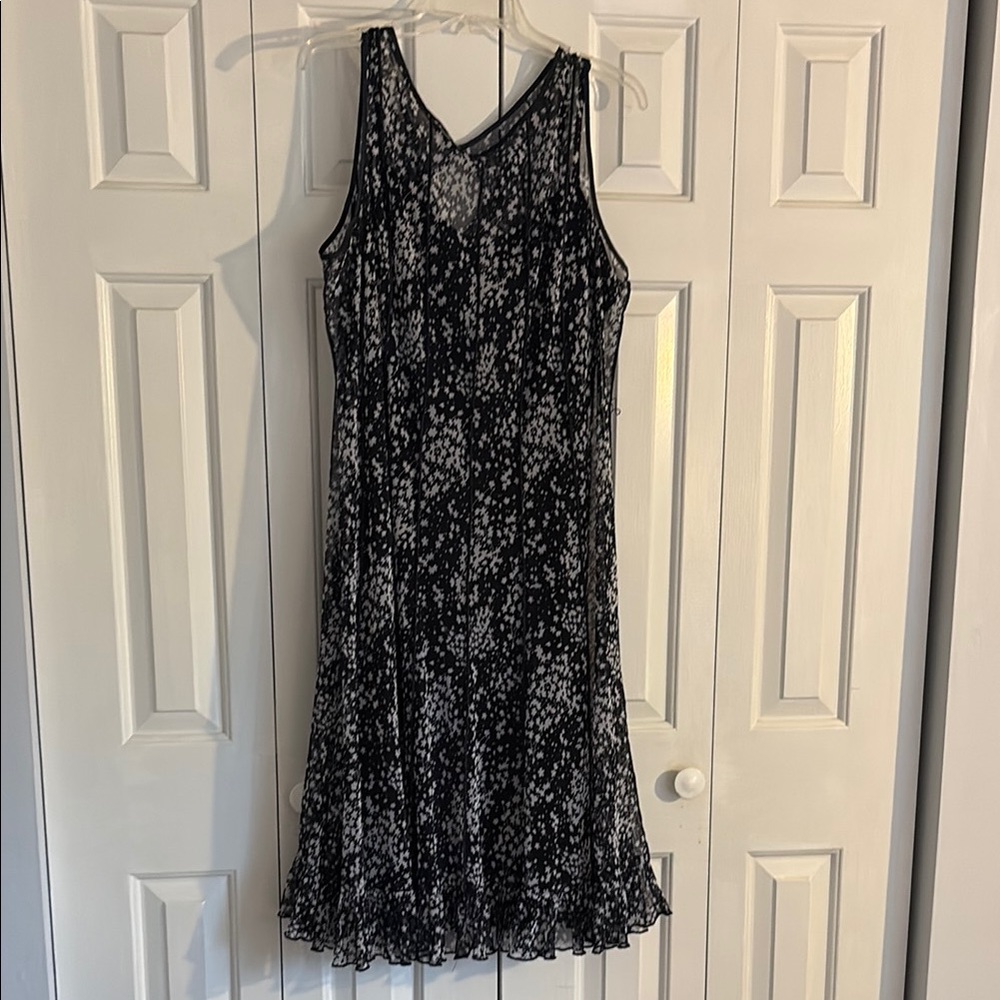 Elegant Black and White Sleeveless Dress
